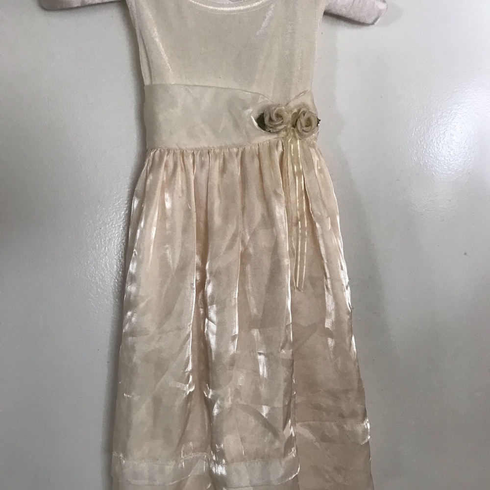 Girls party dress size 5 great details so pretty